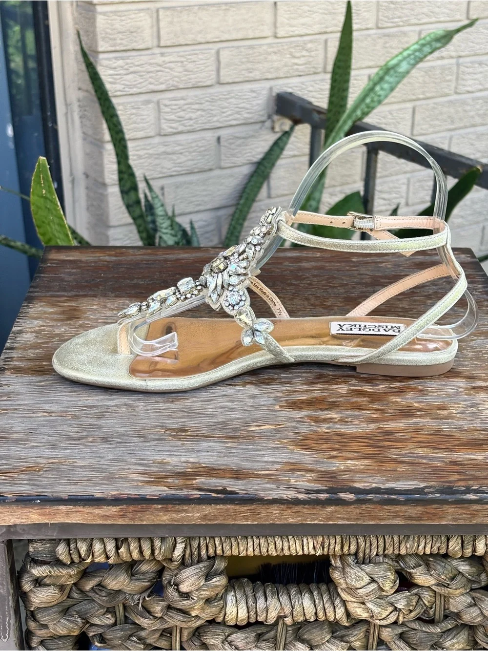 Badgley Mischka Cara Gold Crystal Embellished Flat Thong Dress Sandals Size 7.5